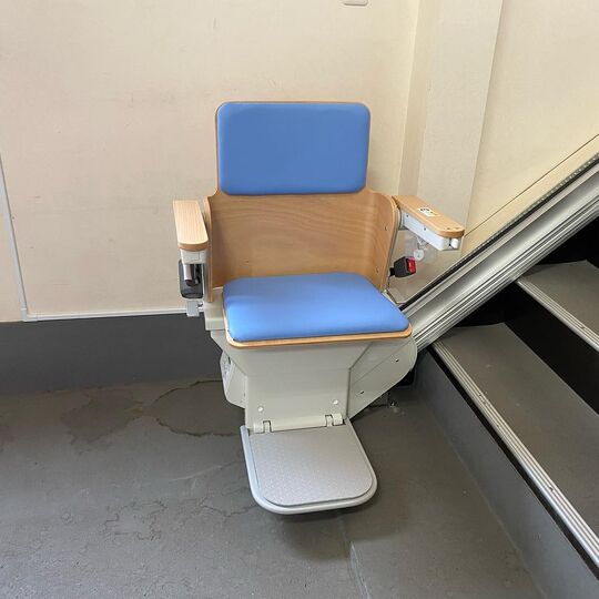 画像1348：いす式階段昇降機