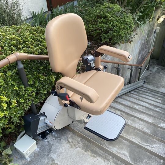 画像1376：屋外直線昇降機