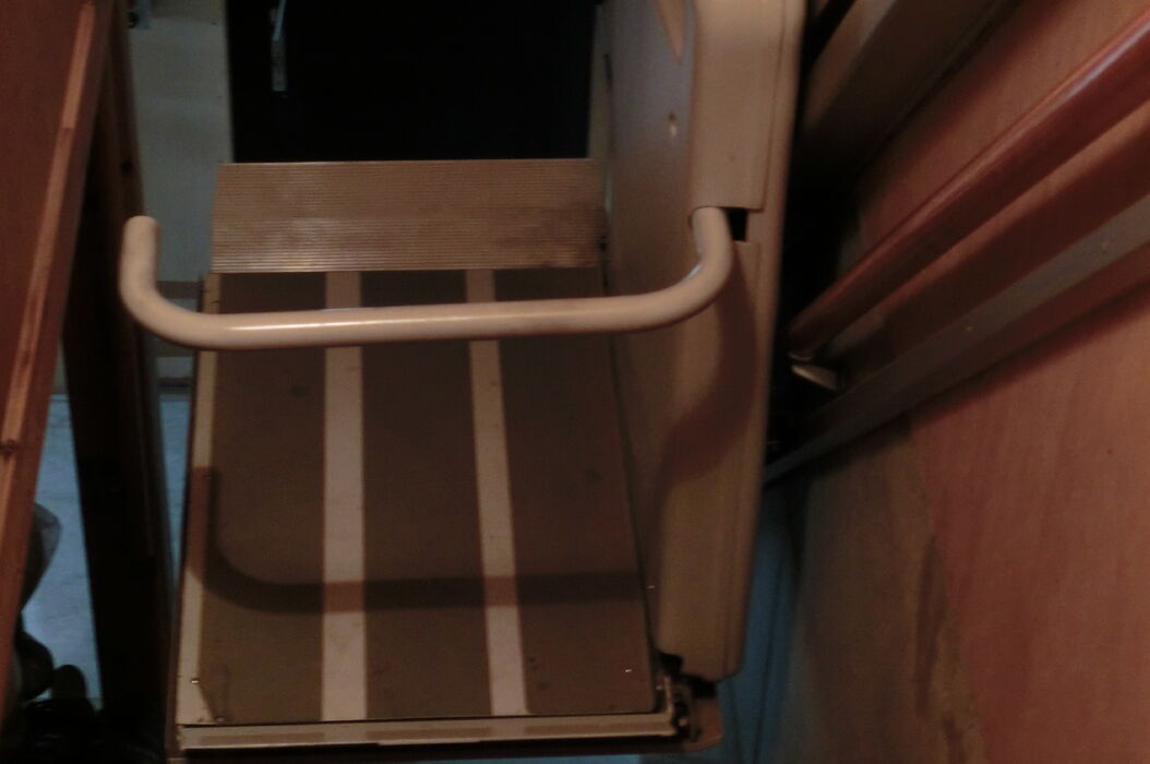 画像1516：屋内直線昇降機