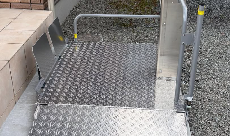 画像2593：【施工事例】段差解消機「テクノリフター TDK065SS」を設置！30cmの段差を安全・快適にクリア